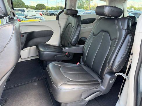 Used 2024 Chrysler Pacifica Touring-L FWD image 22