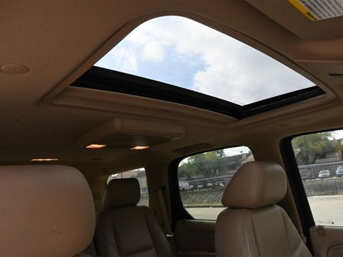 Used 2011 Cadillac Escalade Luxury image 25