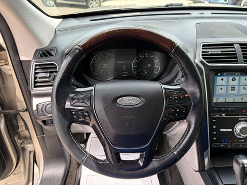 Used 2017 Ford Explorer Platinum AWD/4WD image 11