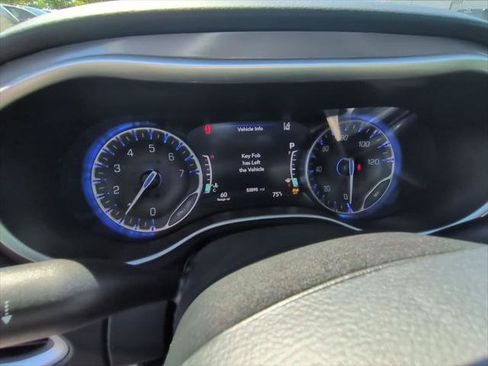 Certified 2024 Chrysler Pacifica Touring-L FWD image 13