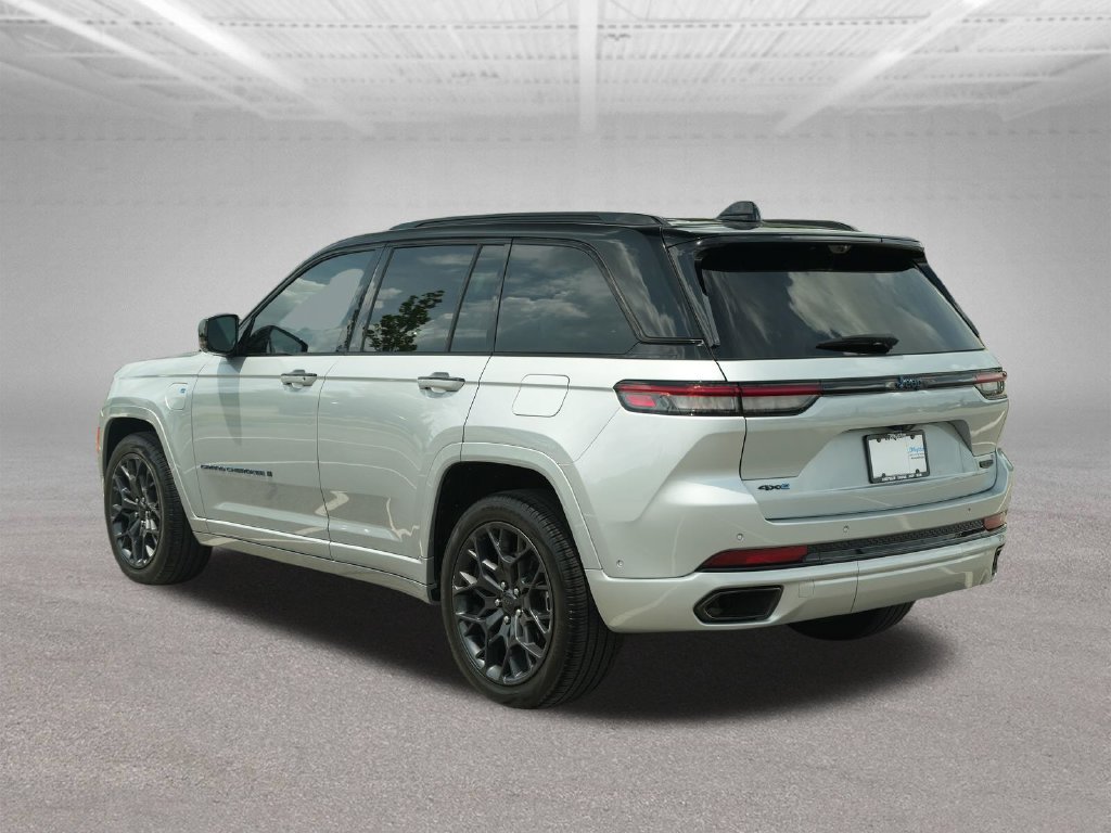 Used 2023 Jeep Grand Cherokee Summit AWD/4WD image 6