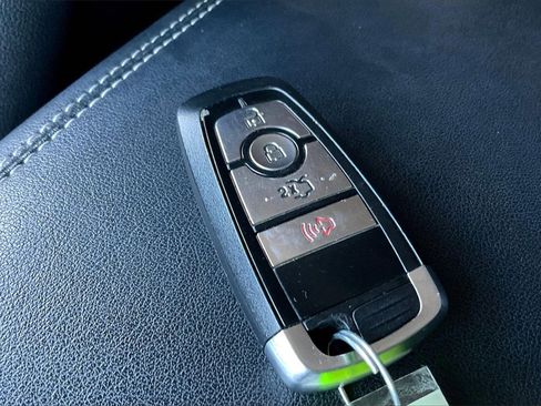 Used 2018 Ford Edge Titanium image 12