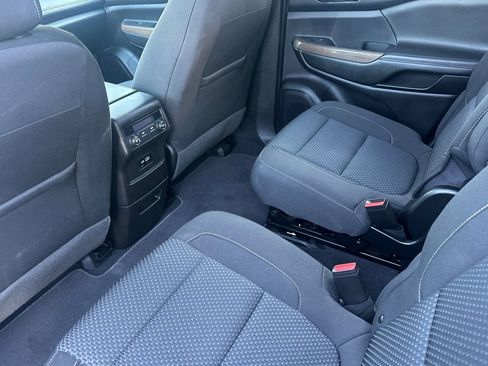 Used 2023 GMC Acadia SLE image 13