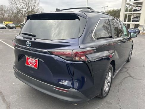 Used 2024 Toyota Sienna LE image 5