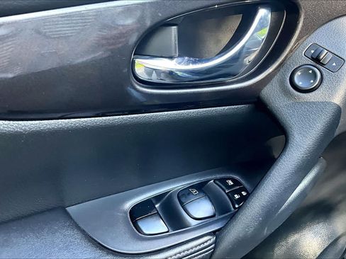 Used 2018 Nissan Rogue SV AWD/4WD image 31