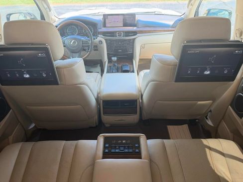 Used 2019 Lexus LX 570 4WD w/ Luxury Package image 9