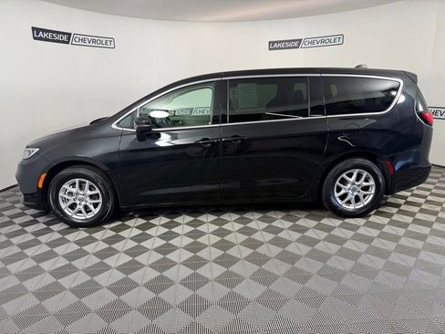 Used 2023 Chrysler Pacifica Touring-L FWD image 3