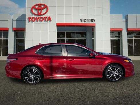 Used 2018 Toyota Camry SE image 2