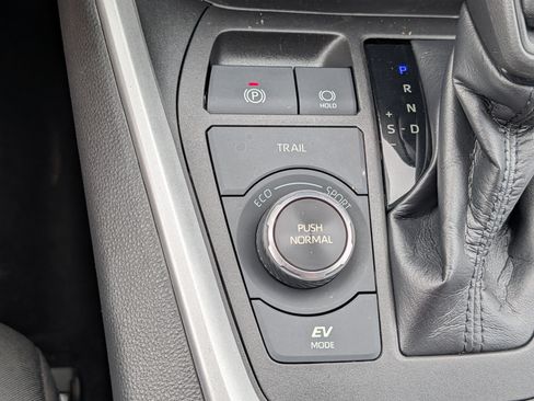 Used 2022 Toyota RAV4 LE AWD/4WD image 28