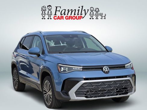 New 2026 Volkswagen Taos SE FWD image 2