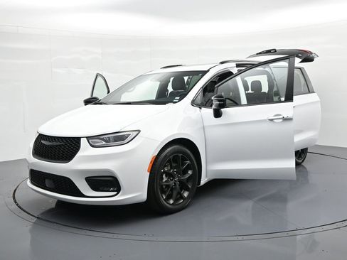 Used 2025 Chrysler Pacifica Limited image 37