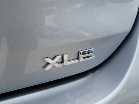 Used 2024 Toyota Highlander XLE image 11