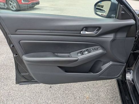 Used 2025 Nissan Altima 2.5 SV AWD/4WD image 12