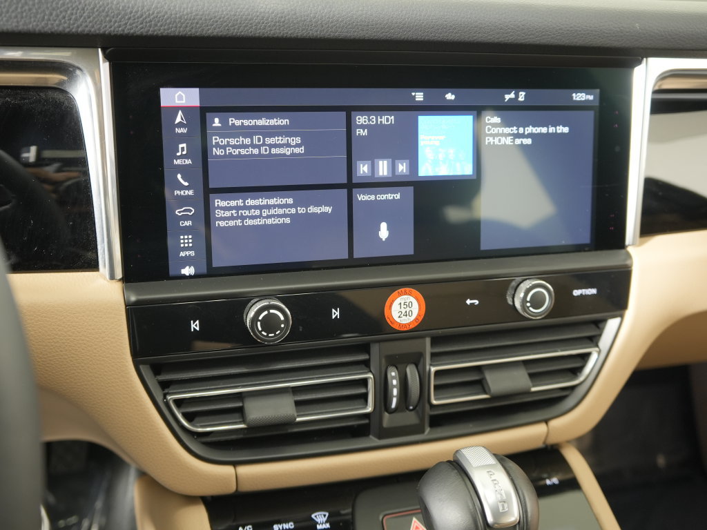 Certified 2025 Porsche Macan AWD/4WD image 30