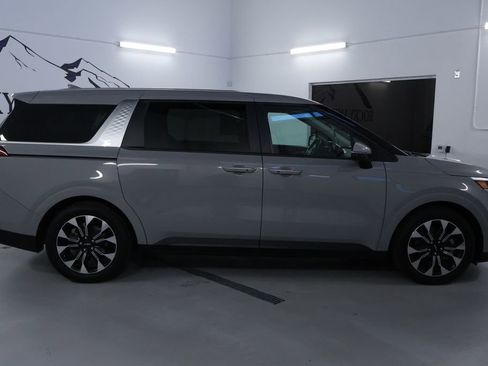 Used 2024 Kia Carnival EX image 8