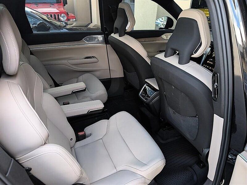 Used 2025 Volvo EX90 Ultra AWD/4WD image 28