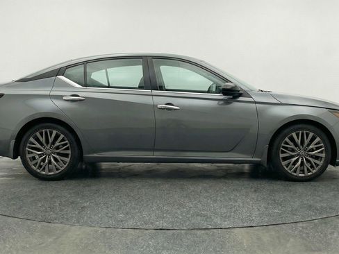 Used 2025 Nissan Altima 2.5 SV FWD image 11