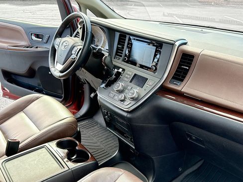 Used 2019 Toyota Sienna XLE image 5