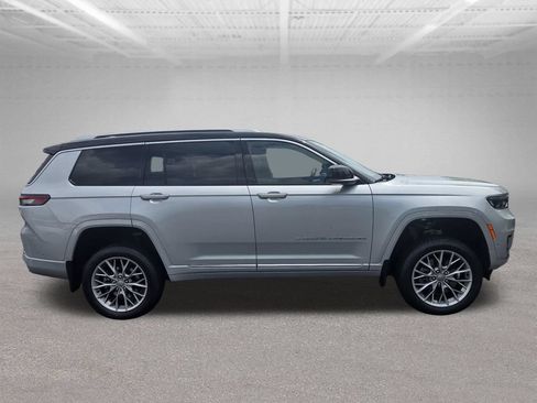 Used 2023 Jeep Grand Cherokee L Summit w/ Luxury Tech Group V AWD/4WD image 14