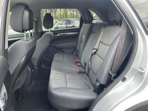 Used 2012 Kia Sorento LX w/ Third Row Pkg FWD image 11