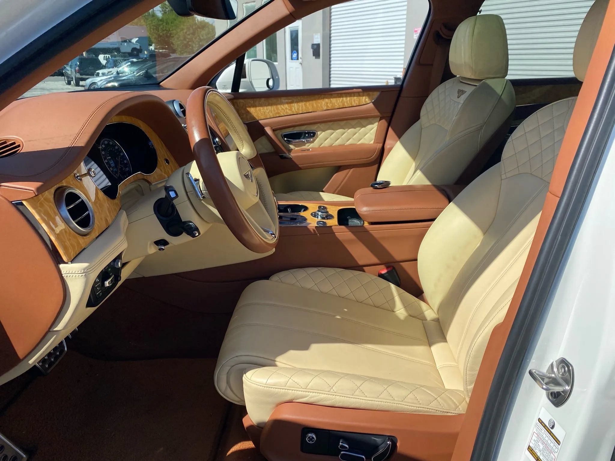 Used 2017 Bentley Bentayga AWD/4WD image 18