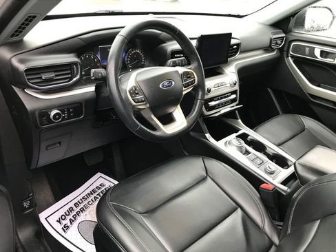 Used 2023 Ford Explorer XLT image 3
