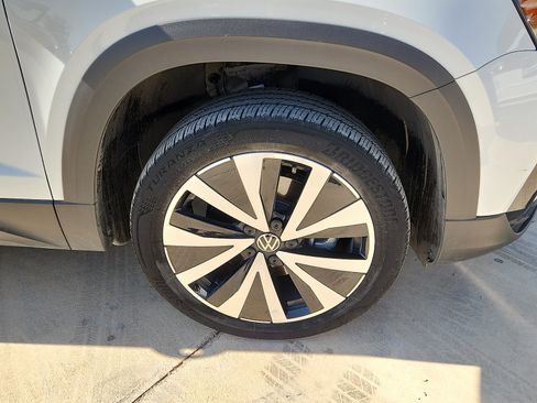 Used 2024 Volkswagen Taos SE w/ MDO Package FWD image 7