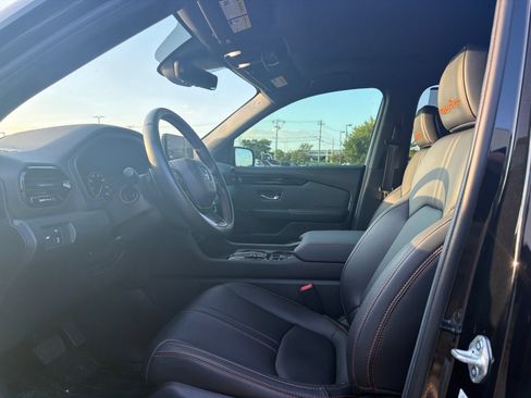 Used 2025 Honda Pilot TrailSport image 43