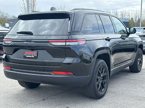 Used 2025 Jeep Grand Cherokee Altitude AWD/4WD image 5