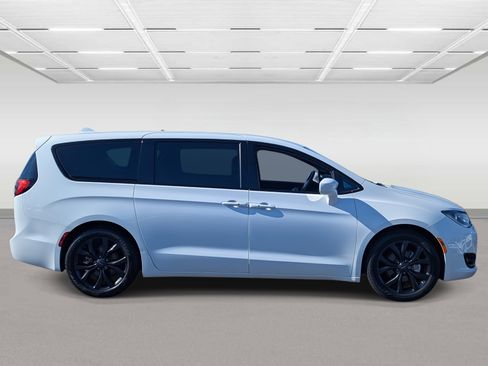 Used 2019 Chrysler Pacifica Touring Plus w/ S Appearance Package image 6