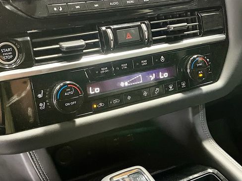 Used 2023 Nissan Pathfinder Platinum AWD/4WD image 16