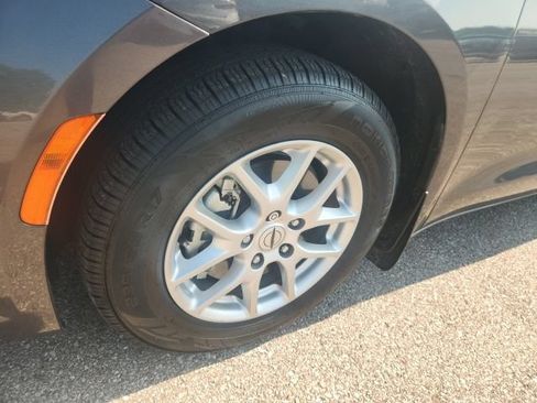 Used 2022 Chrysler Pacifica Touring-L FWD image 2