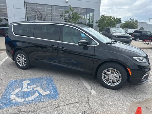 New 2025 Chrysler Pacifica Select w/ Uconnect Theater Family Group image 40