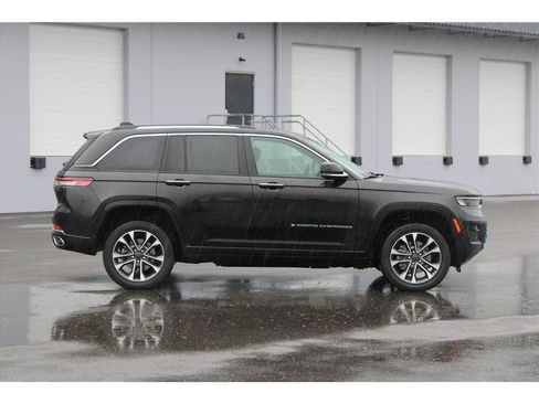 Used 2022 Jeep Grand Cherokee Overland w/ Luxury Tech Group IV AWD/4WD image 4