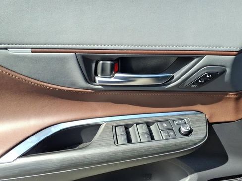 Used 2024 Toyota Venza XLE image 12