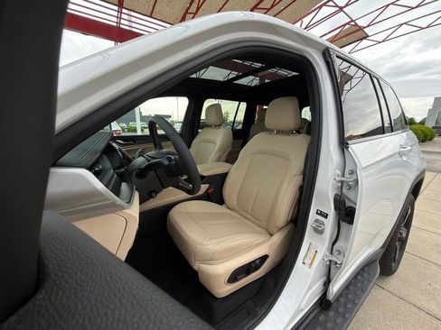 Used 2024 Jeep Grand Cherokee Limited w/ Luxury Tech Group II AWD/4WD image 14