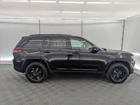 Used 2024 Jeep Grand Cherokee Altitude AWD/4WD image 7