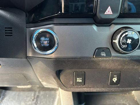 Used 2016 Toyota Tacoma TRD Sport image 17