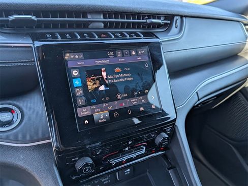 Used 2024 Jeep Grand Cherokee L Laredo image 12