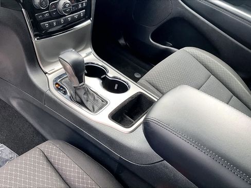 Used 2022 Jeep Grand Cherokee Laredo E AWD/4WD image 17
