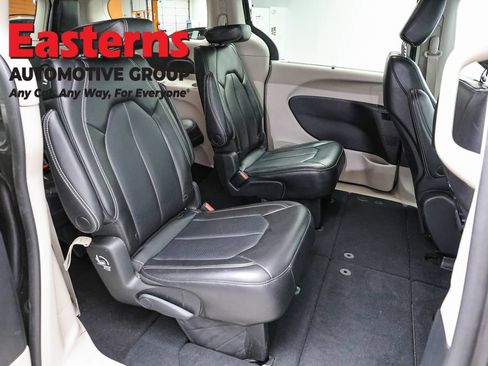 Used 2023 Chrysler Pacifica Touring-L FWD image 24
