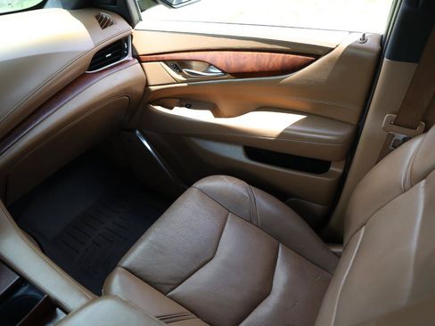 Used 2017 Cadillac Escalade ESV Platinum RWD image 21