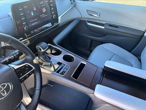 Used 2023 Toyota Sienna XLE image 19