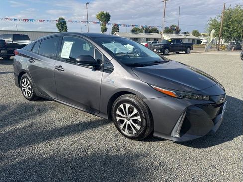 Used 2020 Toyota Prius Prime XLE FWD image 3