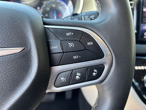 Used 2024 Chrysler Pacifica Touring-L FWD image 23