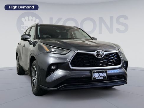 Used 2023 Toyota Highlander XLE FWD image 1