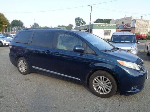 Used 2012 Toyota Sienna XLE image 7