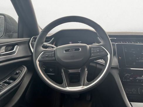 Used 2025 Jeep Grand Cherokee L Laredo w/ Luxury Tech Group I RWD image 12