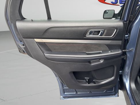 Used 2018 Ford Explorer XLT w/ Equipment Group 202A image 9