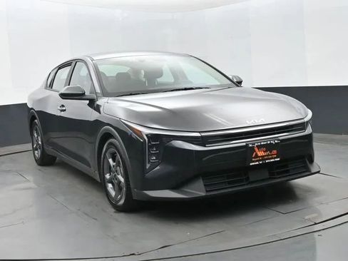 Used 2025 Kia K4 FWD image 2
